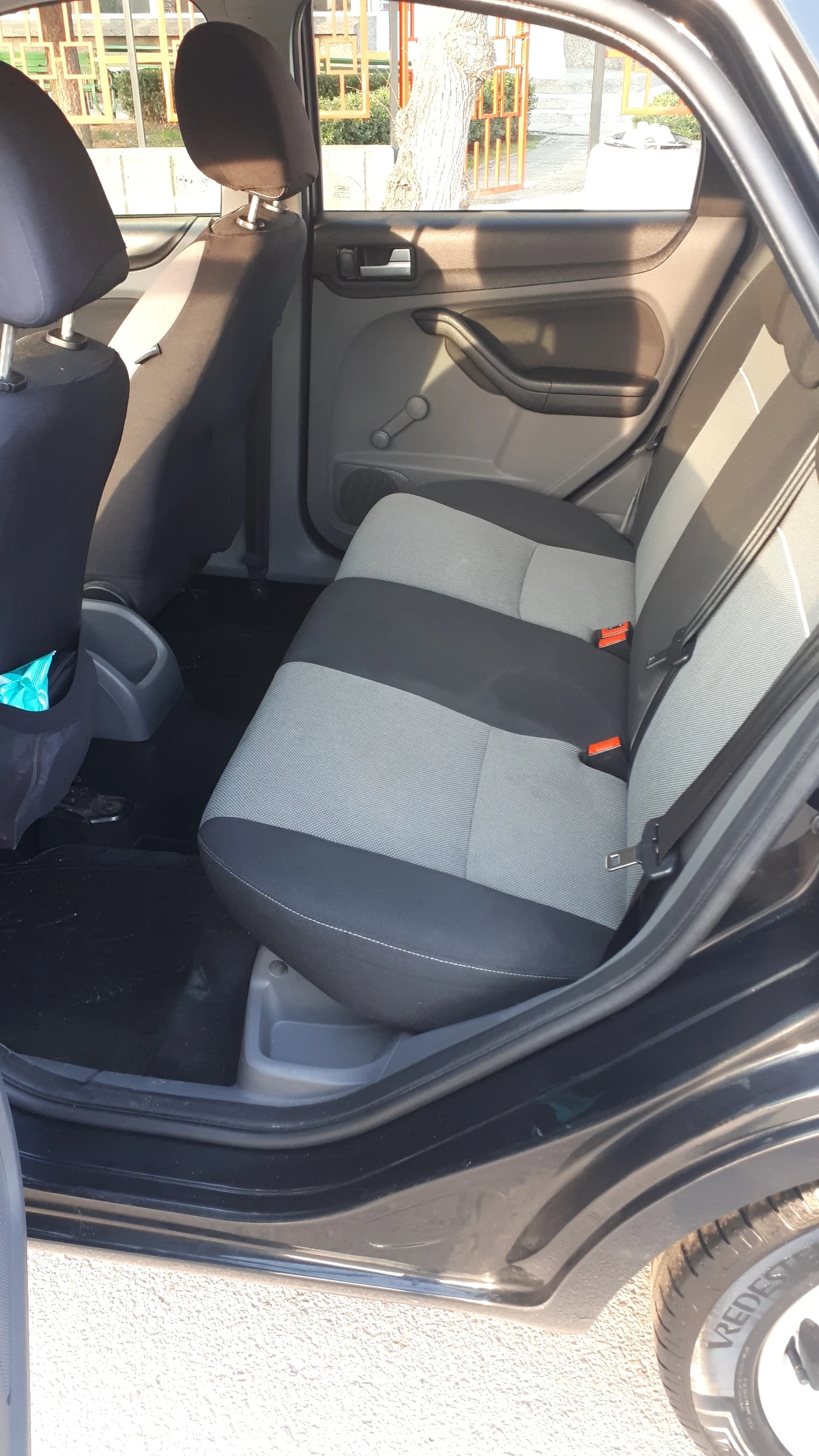 Ford Focus 1.6i, снимка 5 - Автомобили и джипове - 55238951