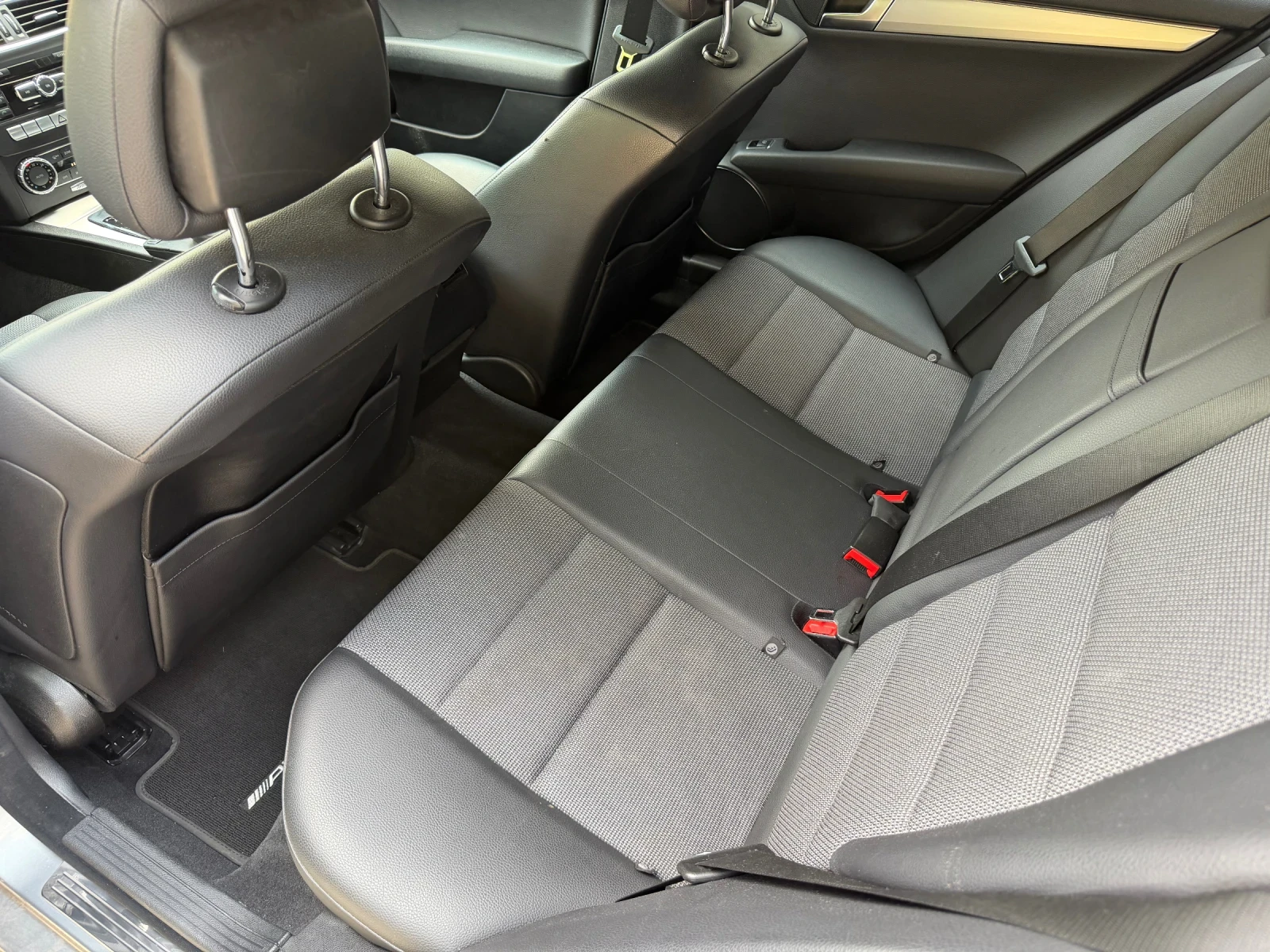 Mercedes-Benz C 220 CDI* AMG LINE* DISTRONIC* BI-XENON* НЕМСКА!, снимка 11 - Автомобили и джипове - 55969655