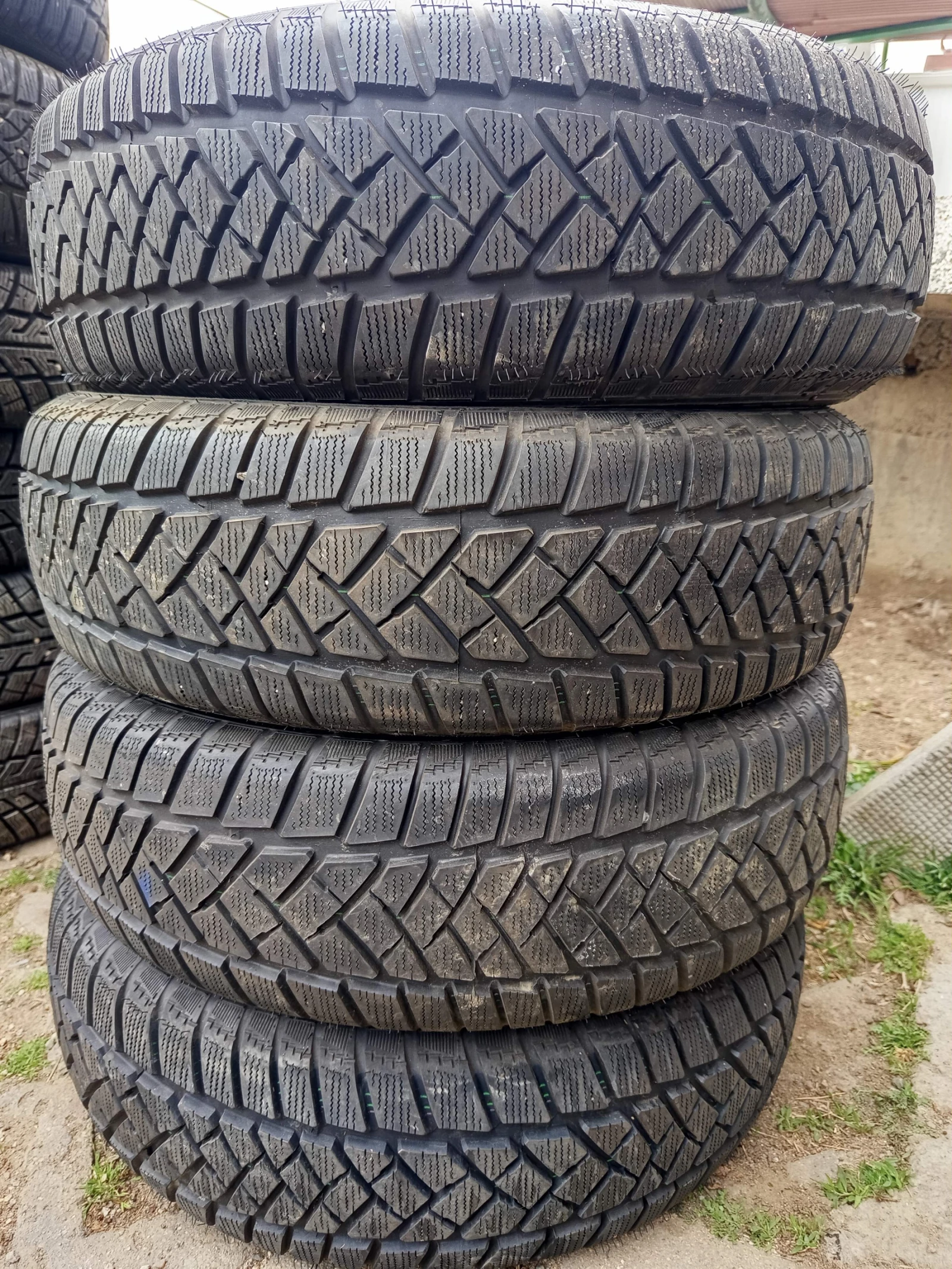 Гуми Зимни 215/70R16