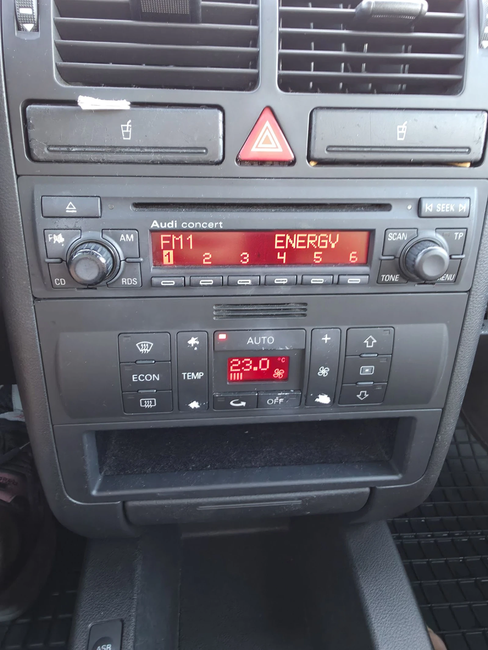 Audi A2 1.6 FSI, снимка 11 - Автомобили и джипове - 54088983