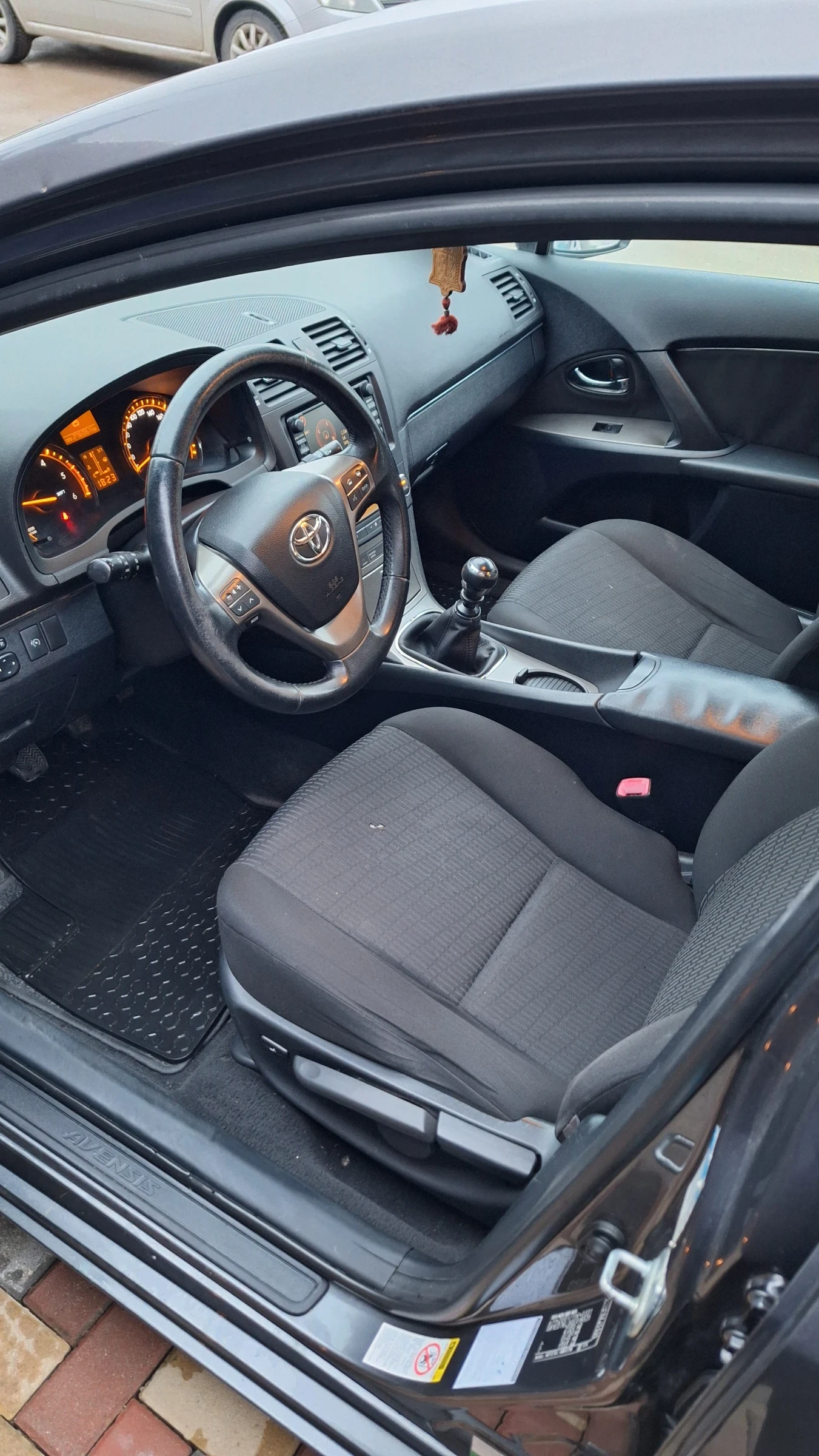 Toyota Avensis 2.0 D4D, снимка 8 - Автомобили и джипове - 54569287