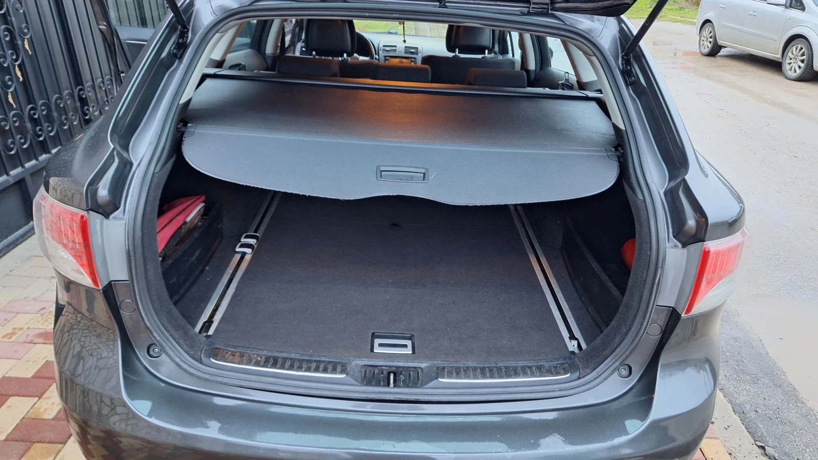Toyota Avensis 2.0 D4D, снимка 13 - Автомобили и джипове - 54569287