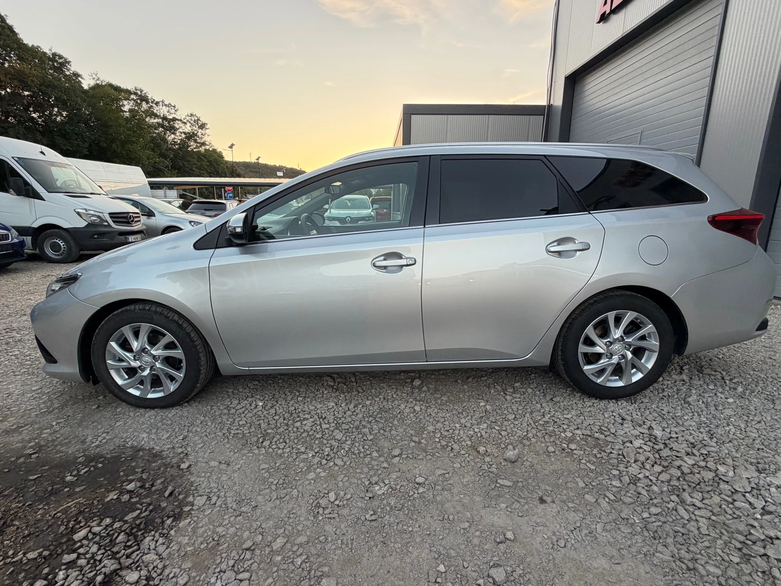 Toyota Auris 1.6D4D* TOP* Face* NAVI* Evro6, снимка 17 - Автомобили и джипове - 54745346