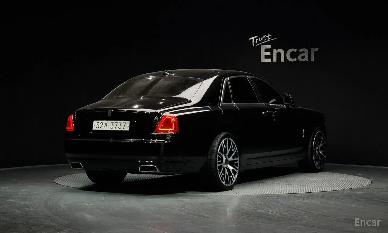 Rolls-Royce Ghost 6.6* V12* MANSORY* CUSTOM* ОБДУХ* ПАНО* 360, снимка 3 - Автомобили и джипове - 54827114