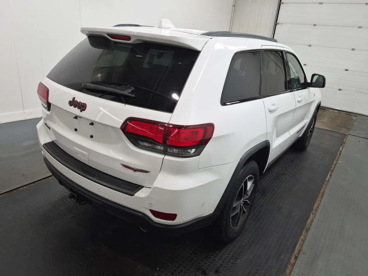 Jeep Grand cherokee TRAILHAWK/ДИСТРОНИК/ПОДГРЕВ/CARFAX/ФИНАНСИРАНЕ, снимка 3 - Автомобили и джипове - 54750554