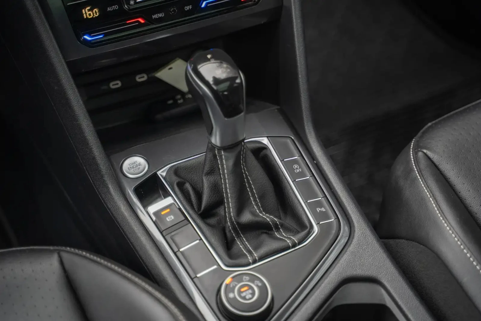 VW Tiguan Comfortline * AвтоКредит * (ЦЕНА ДО БГ), снимка 14 - Автомобили и джипове - 55184827