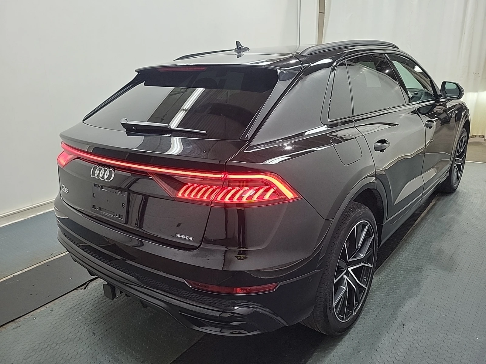 Audi Q8 PROGRESSIV, ПРОГНОЗНА ЦЕНА до БГ, снимка 3 - Автомобили и джипове - 55395580