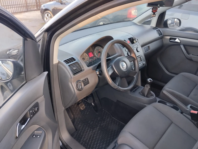 VW Touran 1.9 TDI - 7 Места , снимка 7 - Автомобили и джипове - 46472411