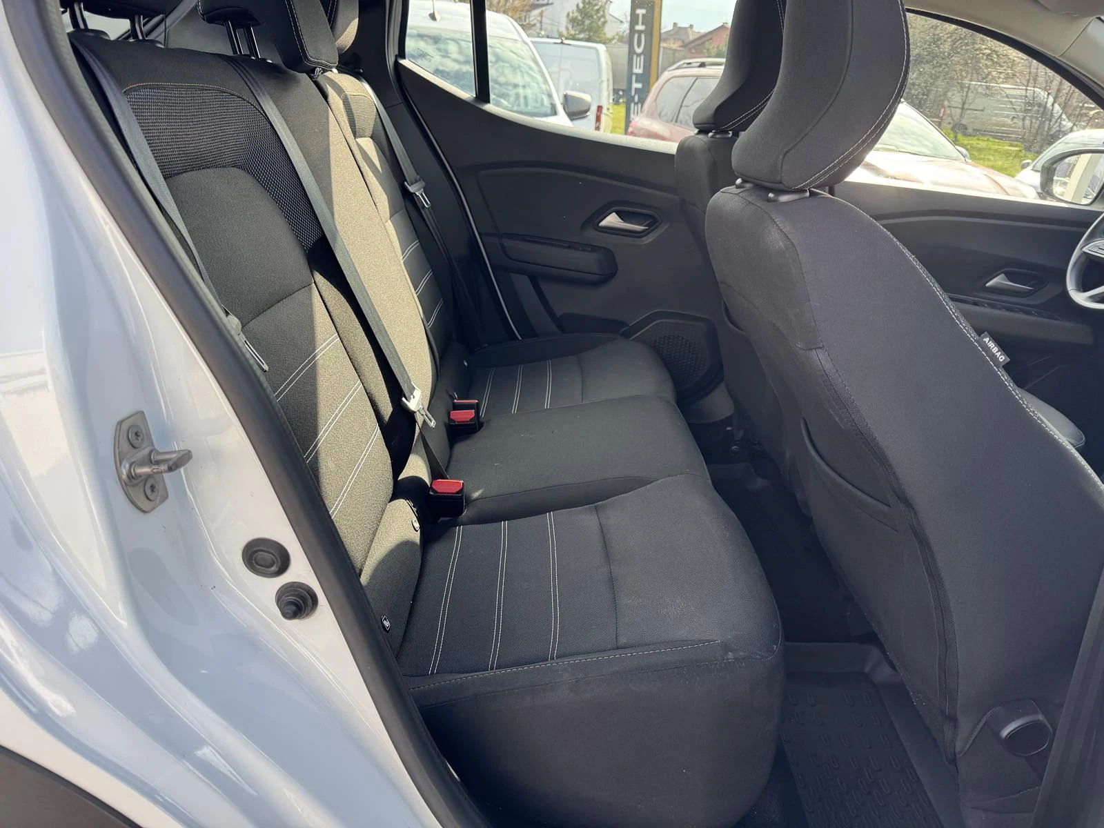 Dacia Sandero 1.0Tce , снимка 10 - Автомобили и джипове - 54080042