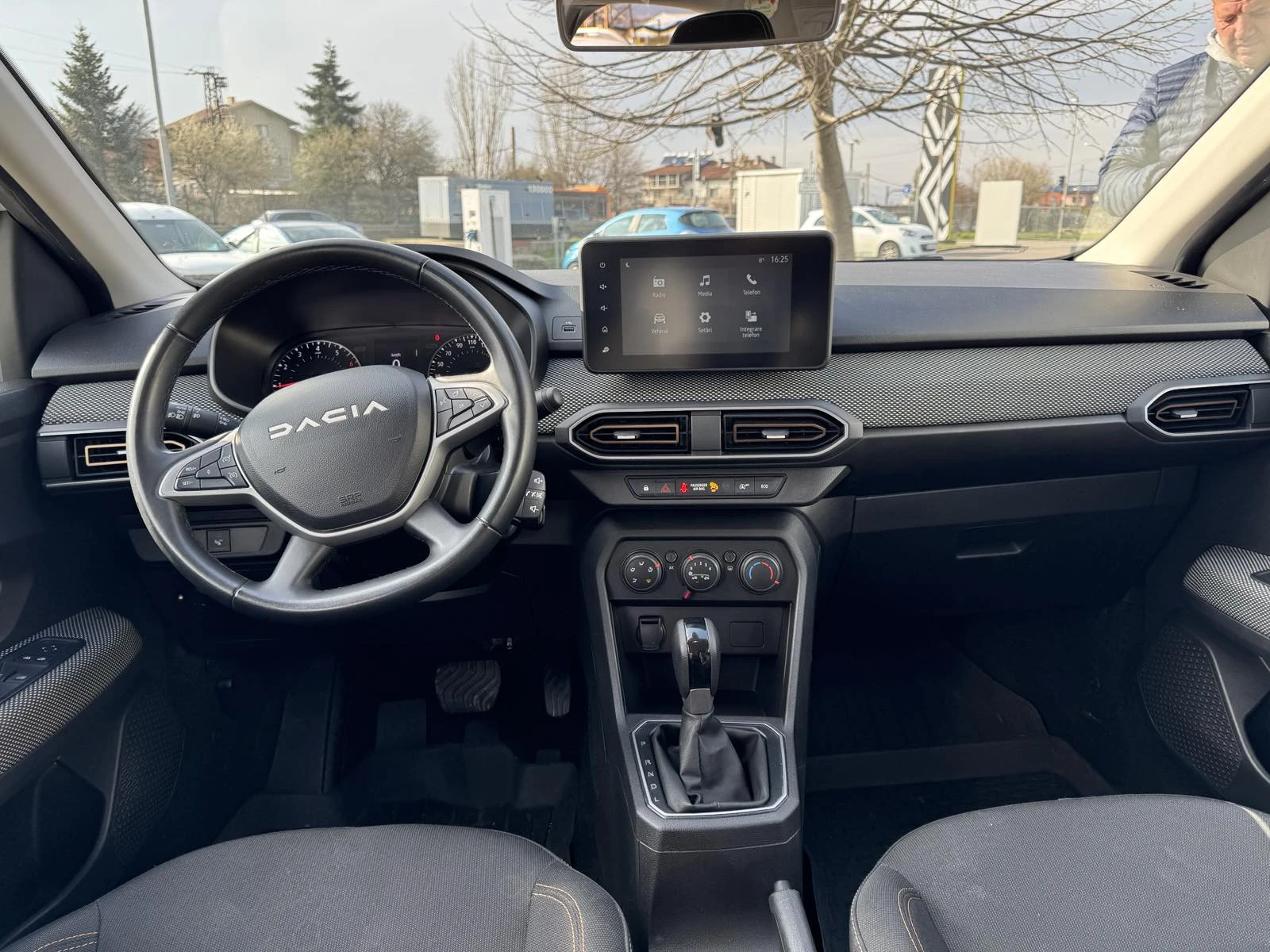 Dacia Sandero 1.0Tce , снимка 14 - Автомобили и джипове - 54080042