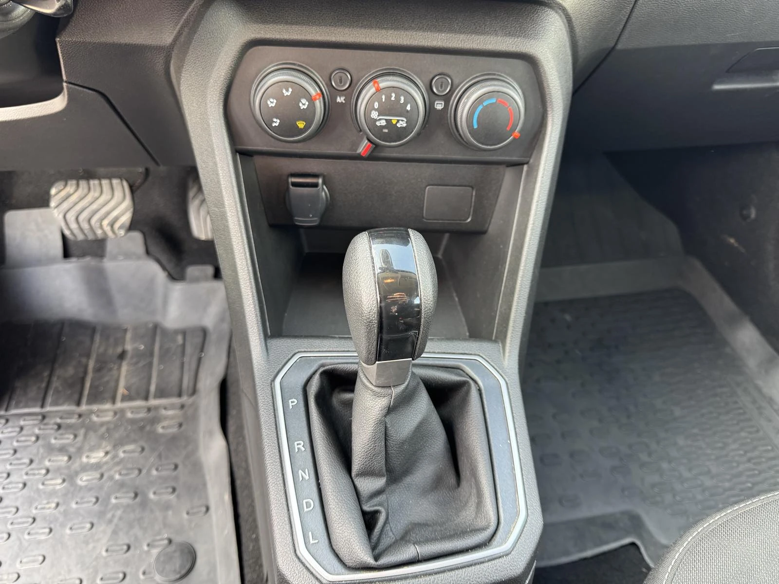 Dacia Sandero 1.0Tce , снимка 17 - Автомобили и джипове - 54080042