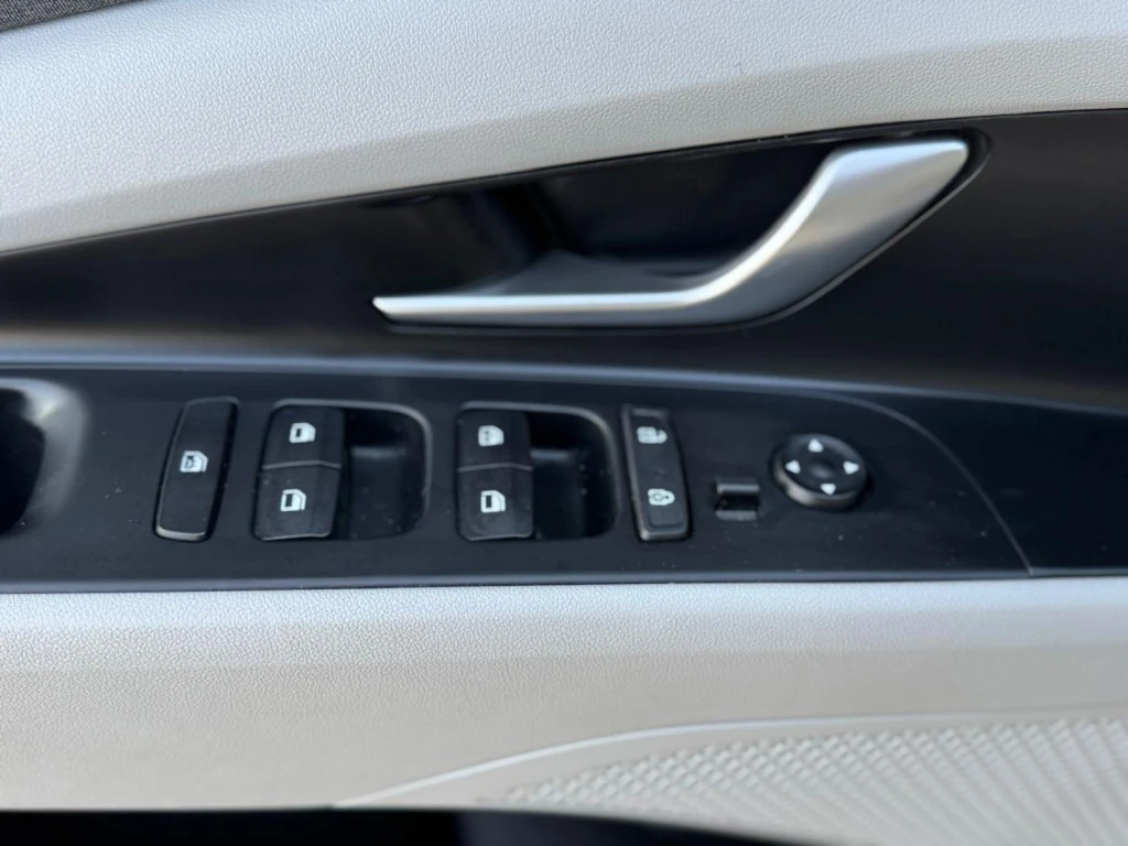 Hyundai Elantra Ultimate Hybrid | Clean Carfax| Two-Tone Interior | Mobile.bg � ����������� 9