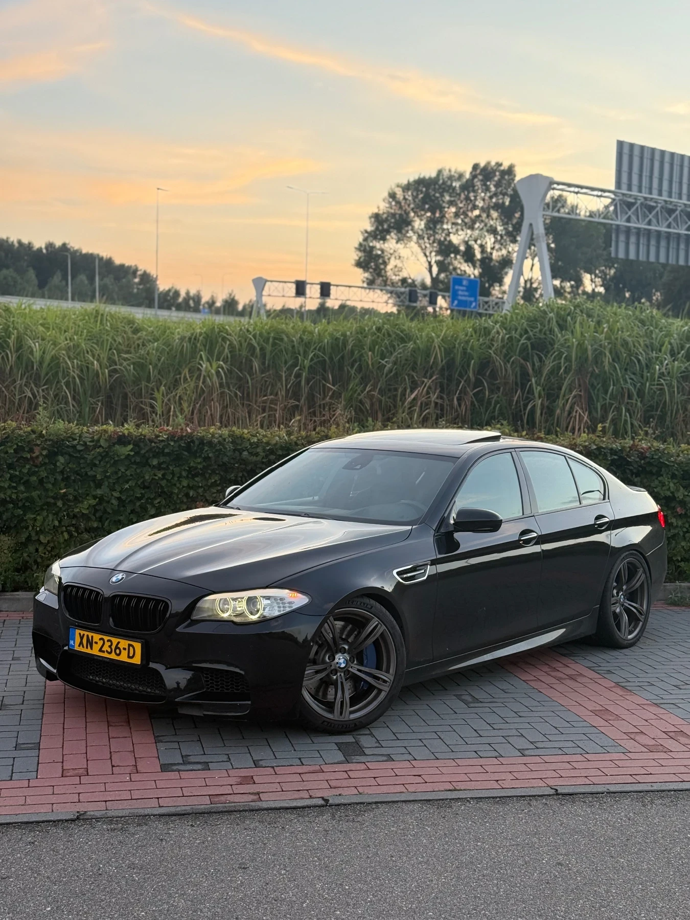 BMW M5 4.4 560кс