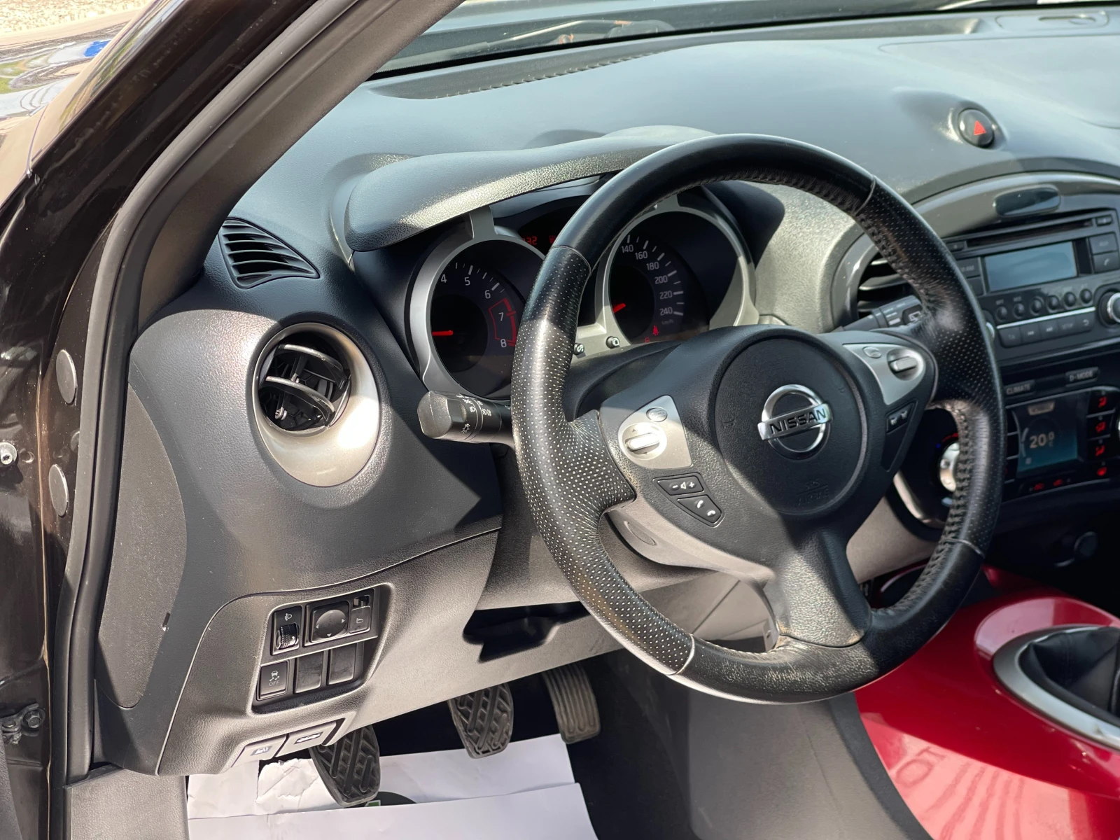 Nissan Juke 1.6i Tekna, снимка 14 - Автомобили и джипове - 54341533