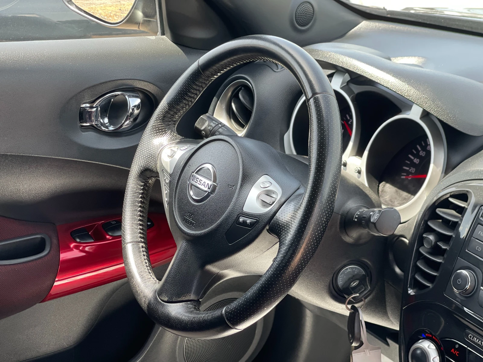 Nissan Juke 1.6i Tekna, снимка 12 - Автомобили и джипове - 54341533
