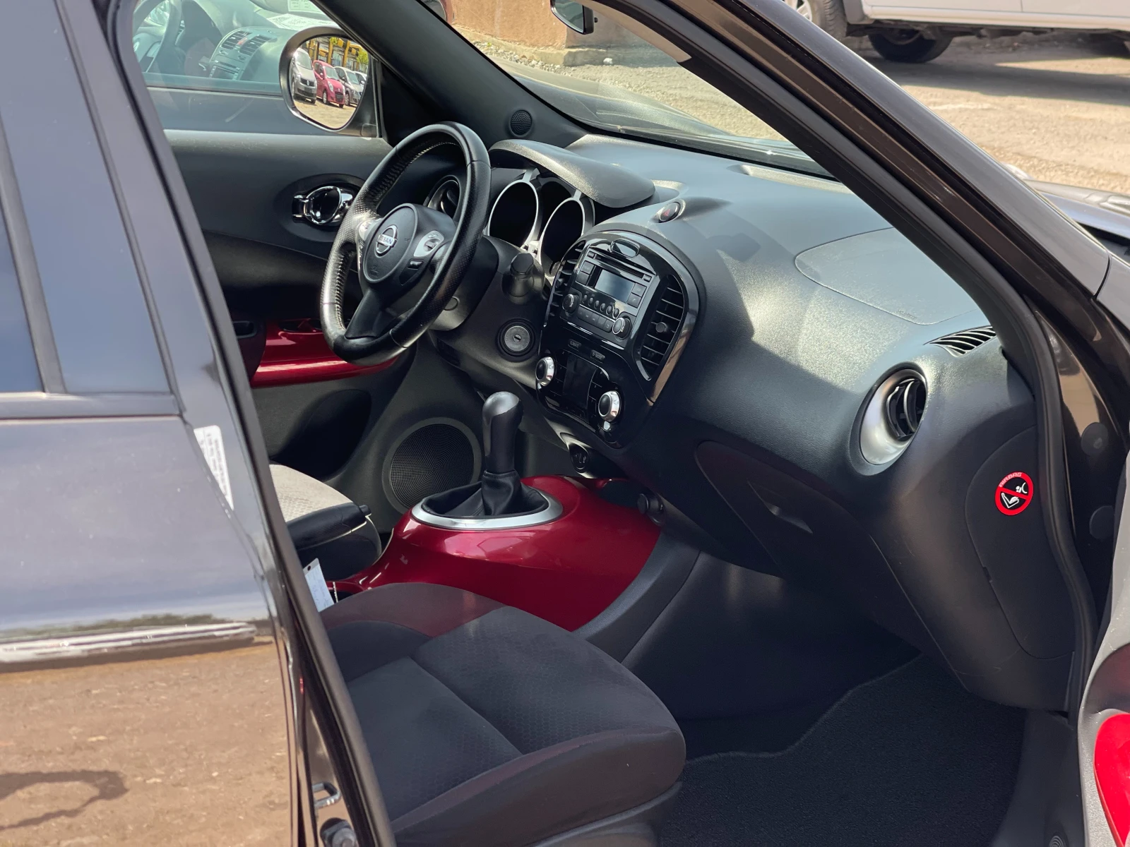 Nissan Juke 1.6i Tekna, снимка 10 - Автомобили и джипове - 54341533