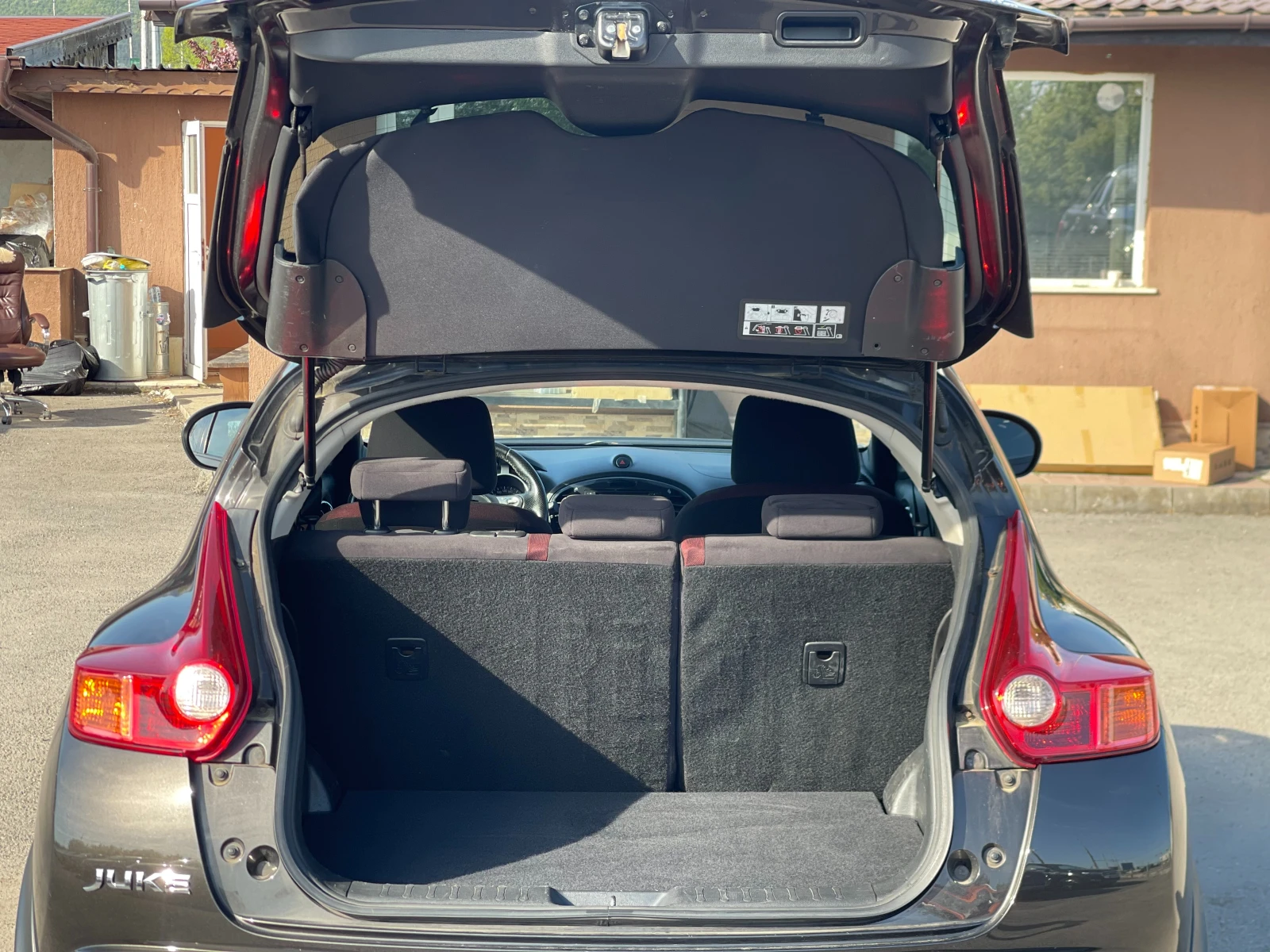 Nissan Juke 1.6i Tekna, снимка 8 - Автомобили и джипове - 54341533