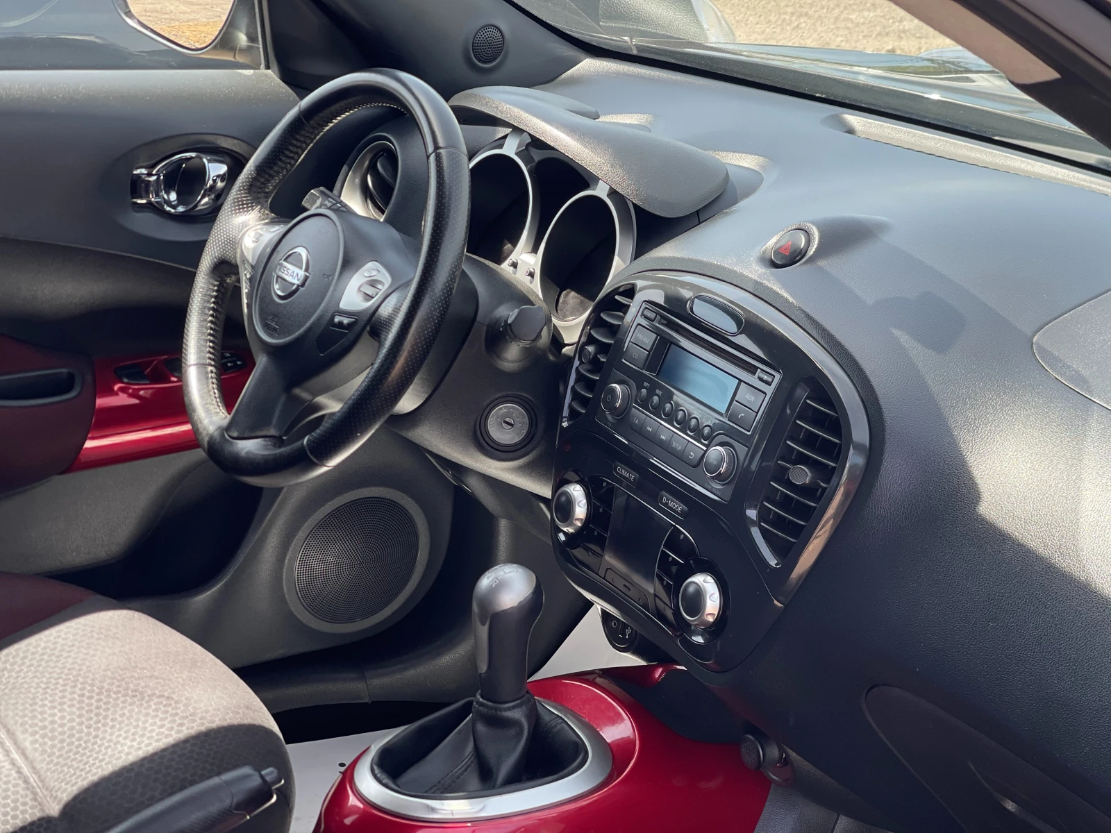 Nissan Juke 1.6i Tekna, снимка 11 - Автомобили и джипове - 54341533