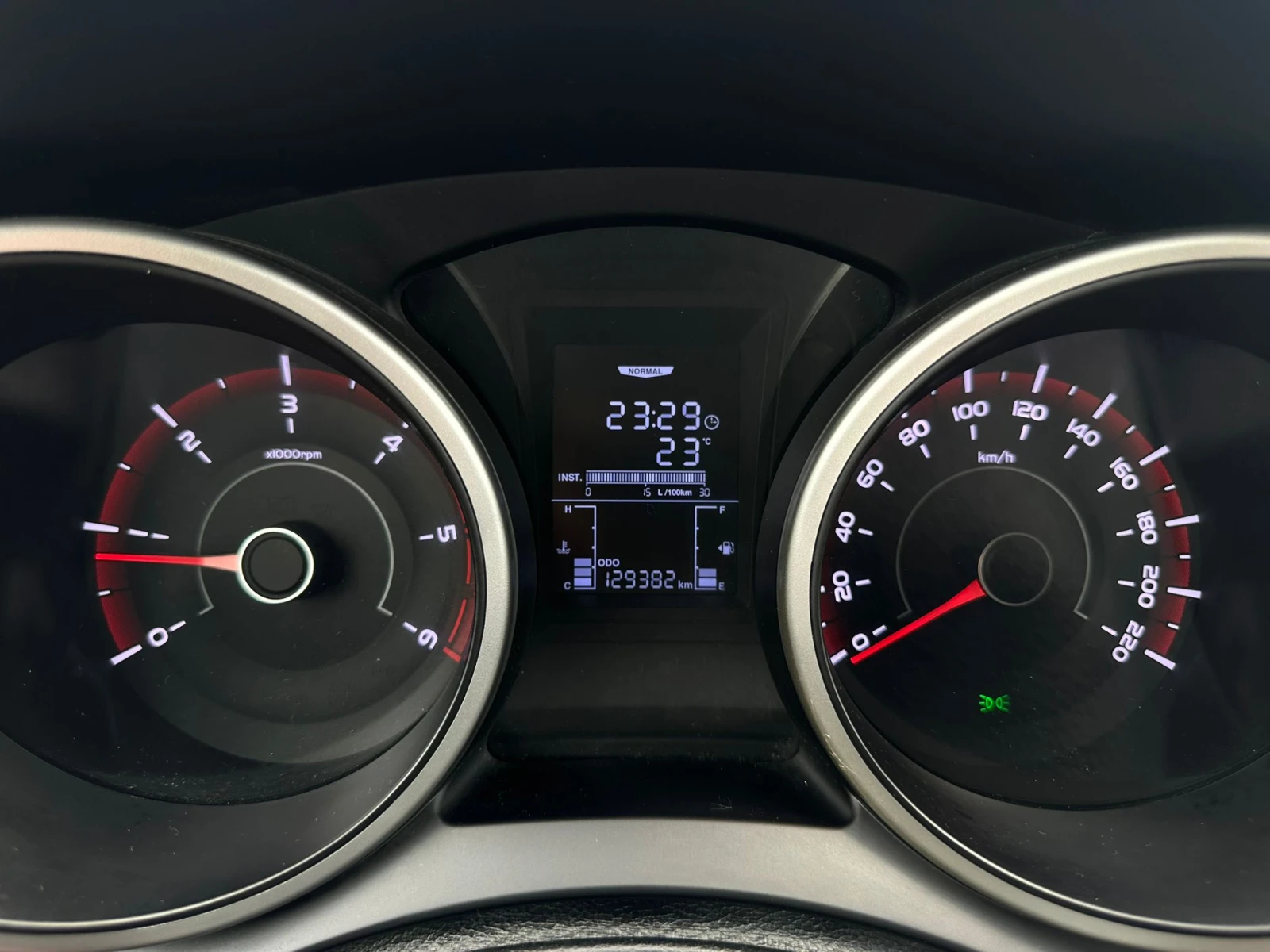SsangYong Tivoli / 129000 KM / TOP /, снимка 16 - Автомобили и джипове - 54777755
