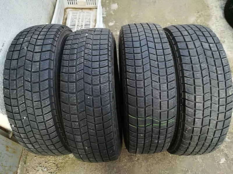 Гуми Зимни 215/70R16, снимка 1 - Гуми и джанти - 23685302