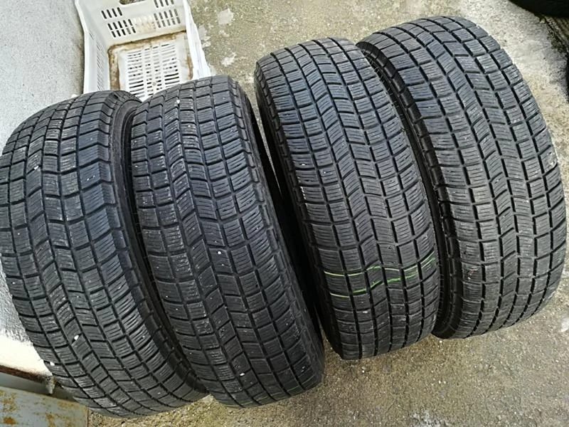 Гуми Зимни 215/70R16, снимка 2 - Гуми и джанти - 23685302