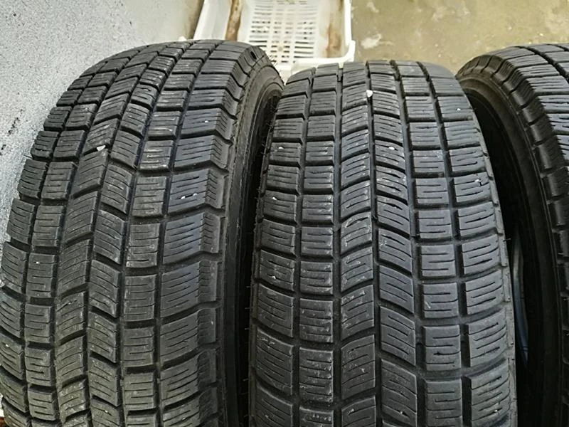 Гуми Зимни 215/70R16, снимка 4 - Гуми и джанти - 23685302