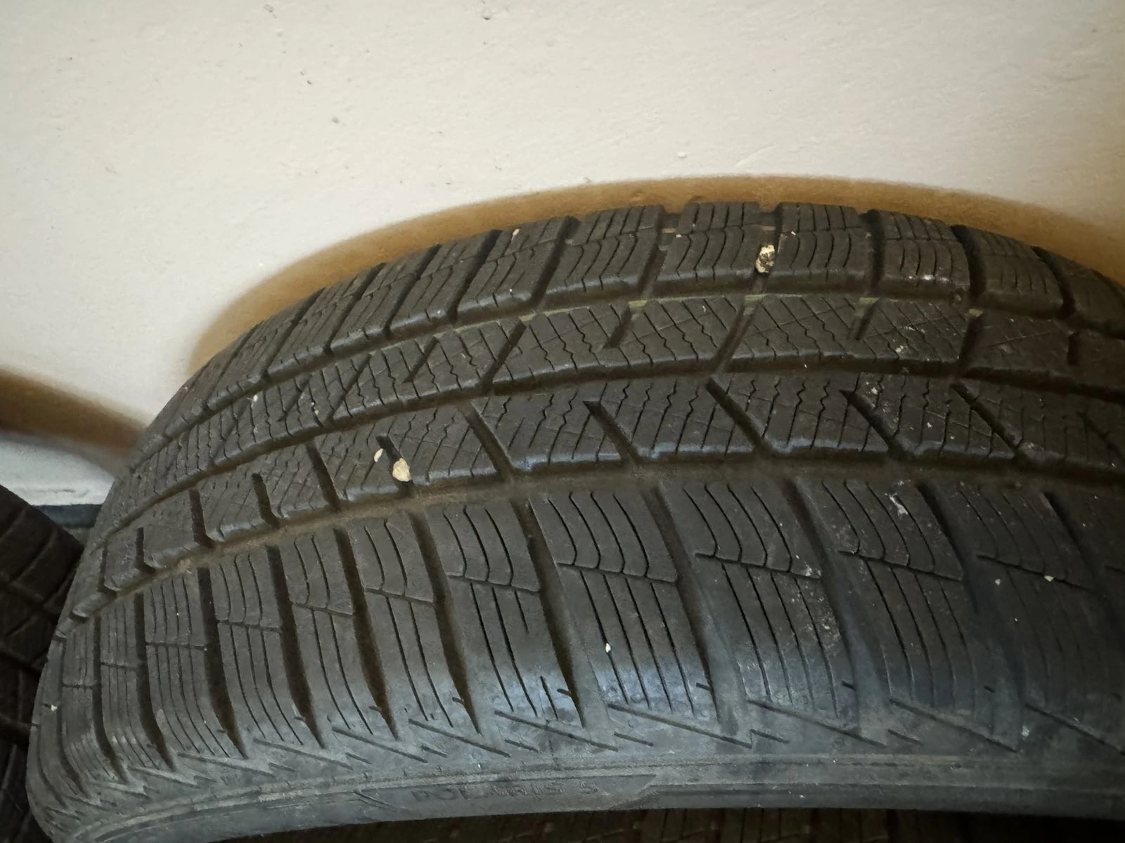 Гуми Зимни 205/60R16, снимка 4 - Гуми и джанти - 55411119