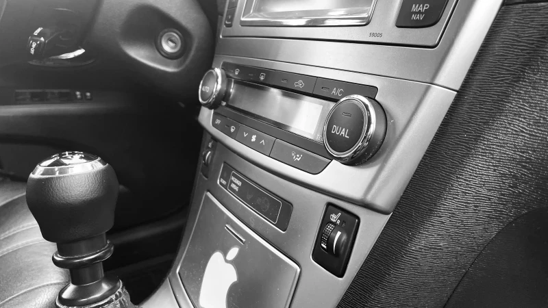 Toyota Avensis, снимка 13 - Автомобили и джипове - 52679306