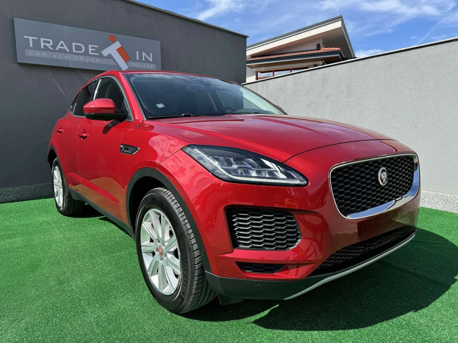 Jaguar E-pace 2.0D AWD - изображение 3