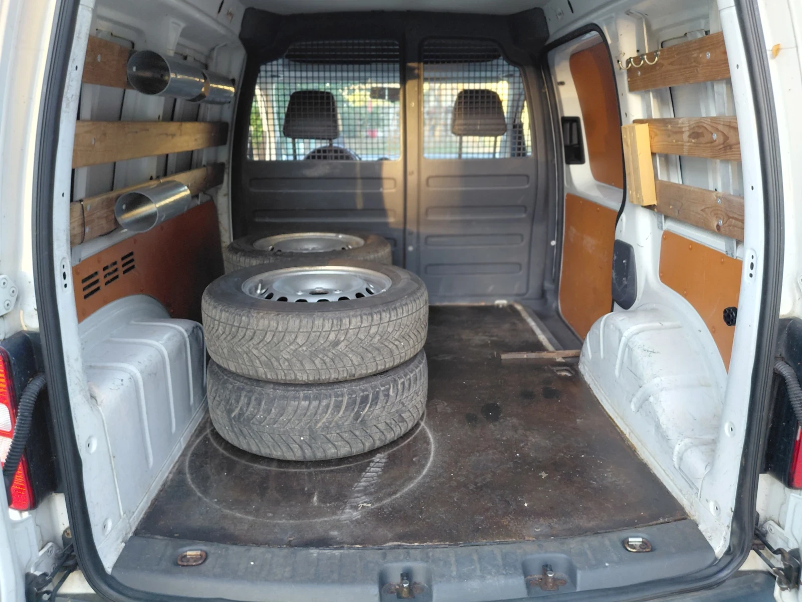 VW Caddy 1.6 TDI, снимка 12 - Автомобили и джипове - 55278050