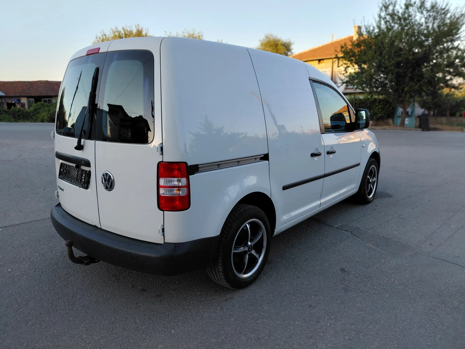 VW Caddy 1.6 TDI, снимка 2 - Автомобили и джипове - 55278050