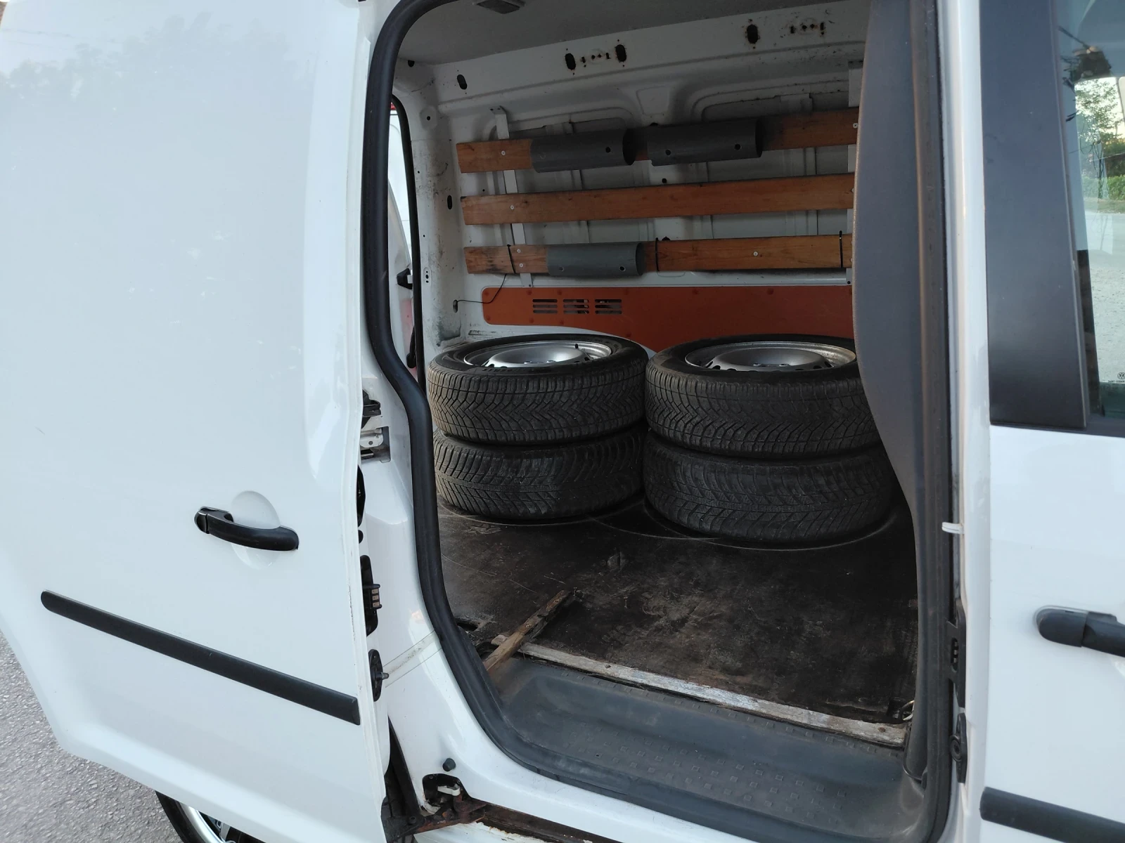 VW Caddy 1.6 TDI, снимка 13 - Автомобили и джипове - 55278050