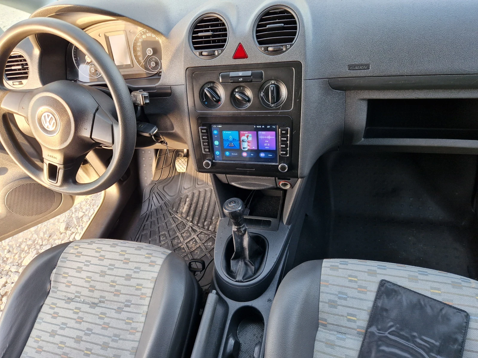 VW Caddy 1.6 TDI, снимка 10 - Автомобили и джипове - 55278050