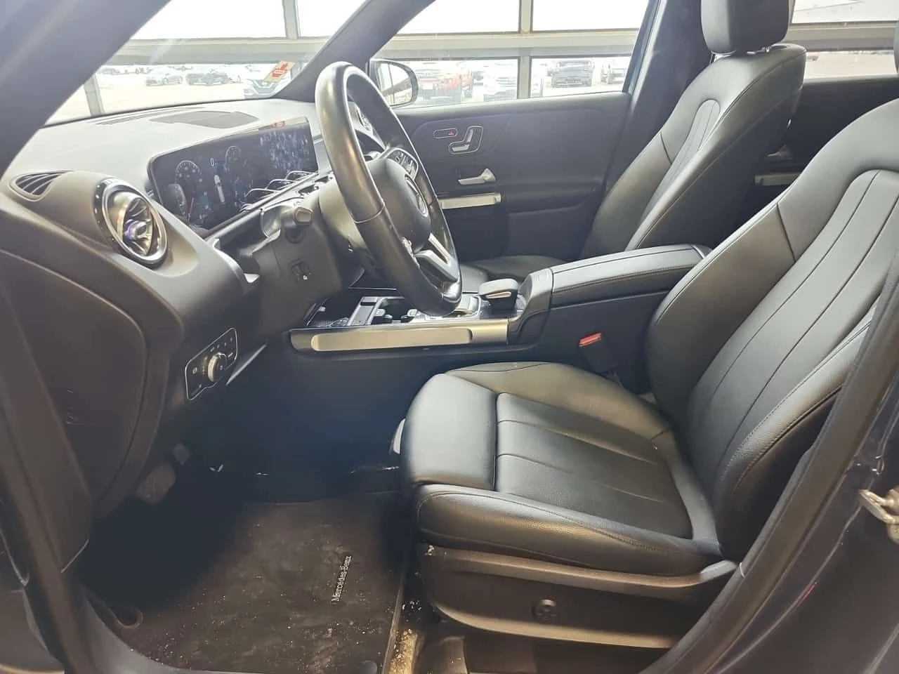 Mercedes-Benz GLB 250 4MATIC/ПАНОРАМА/АМБИЕНТНО, снимка 8 - Автомобили и джипове - 54064604