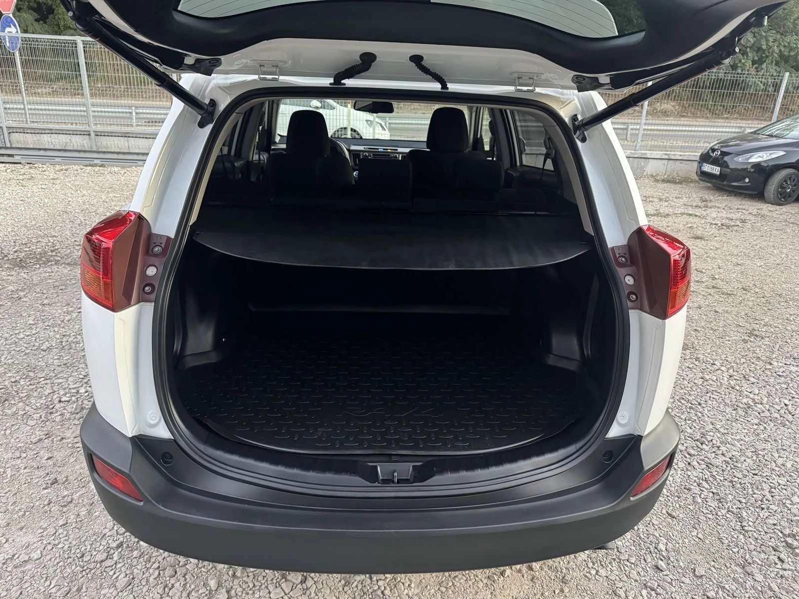 Toyota Rav4 2.0D4D* NAVI* LED* KAMERA* 2014G* TOP, снимка 14 - Автомобили и джипове - 56299730