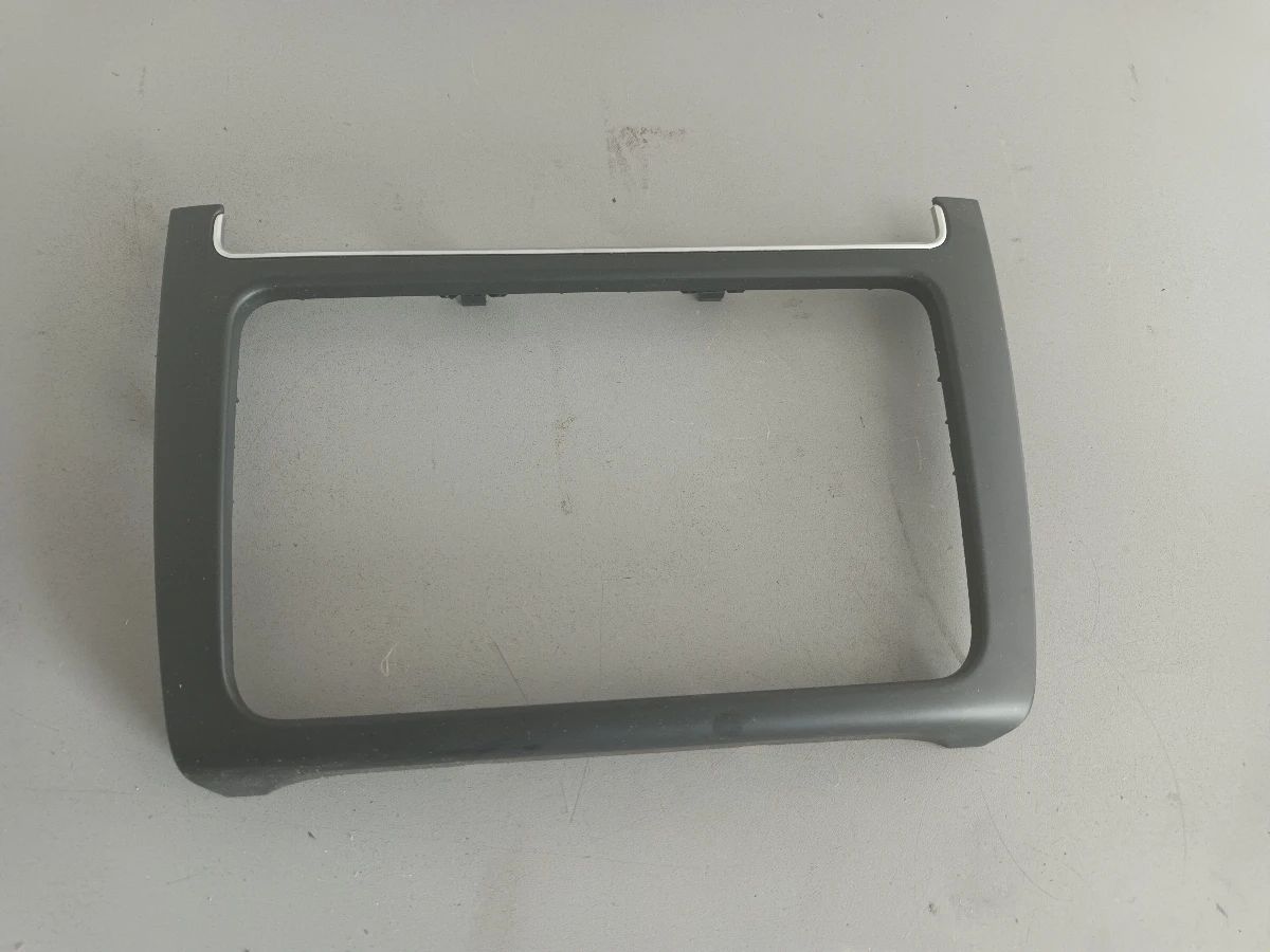 Лайсна ,рамка около радио фолксваген поло 1.6тди