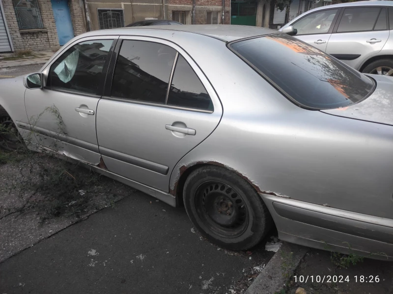 Mercedes-Benz E 220, снимка 2 - Автомобили и джипове - 47869318