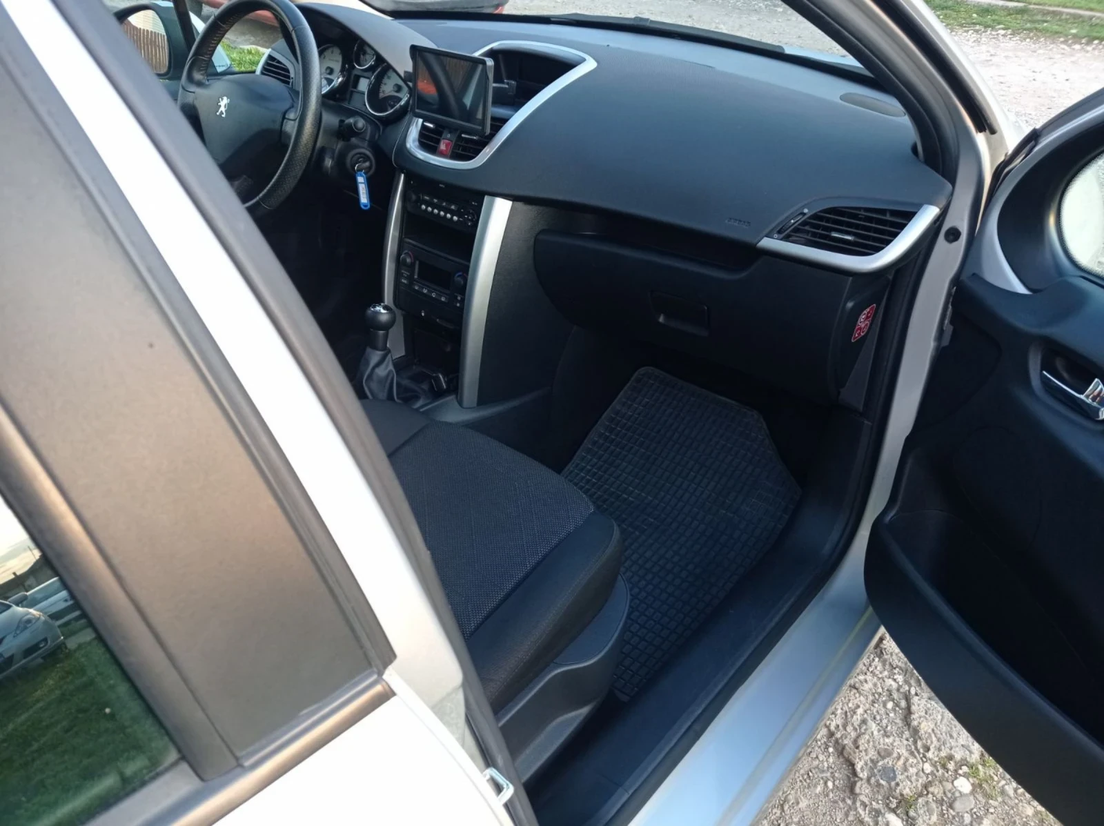 Peugeot 207 1.4i, 95к.130х.км - изображение 8