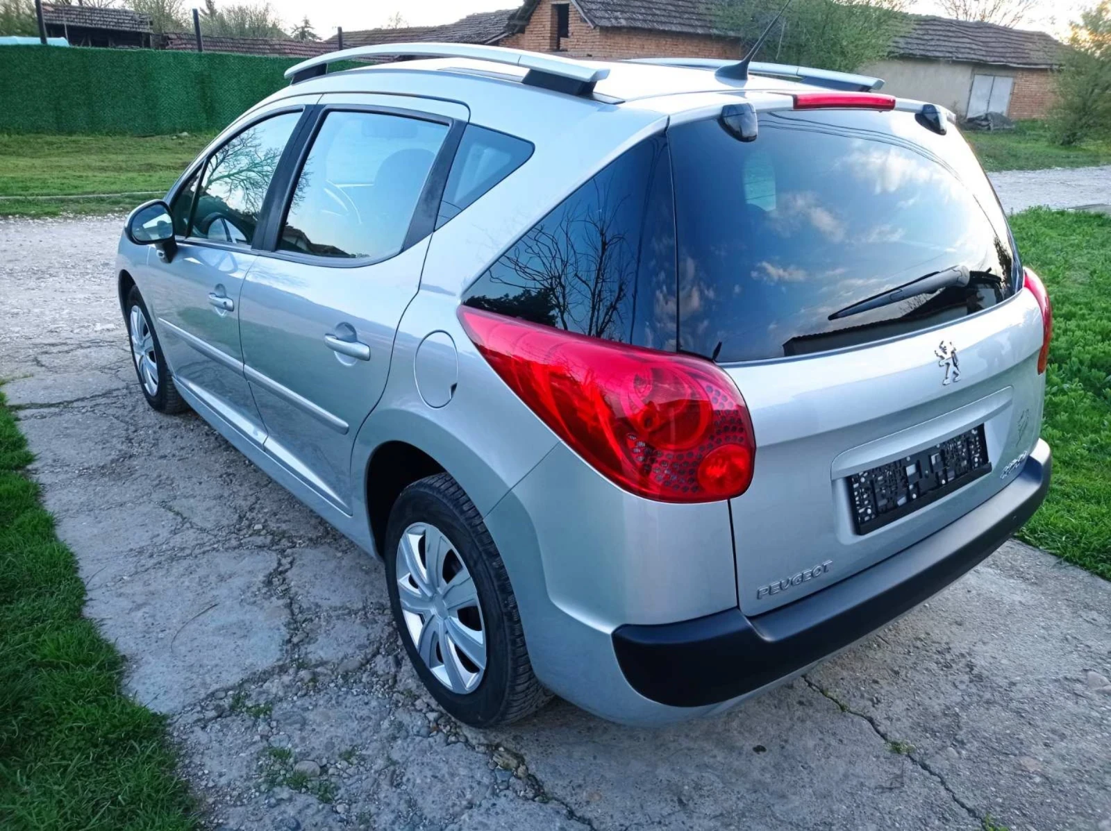 Peugeot 207 1.4i, 95к.130х.км - изображение 2