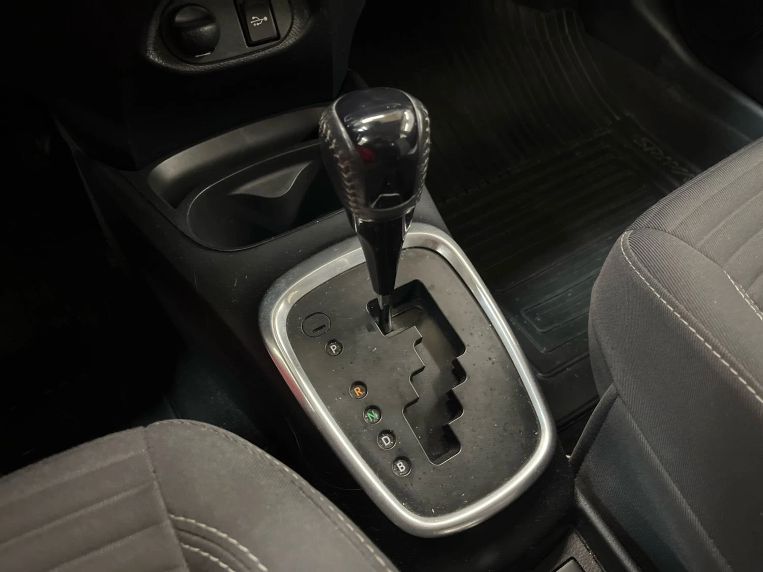 Toyota Yaris H2 1.5 Хибрид, снимка 7 - Автомобили и джипове - 55747072