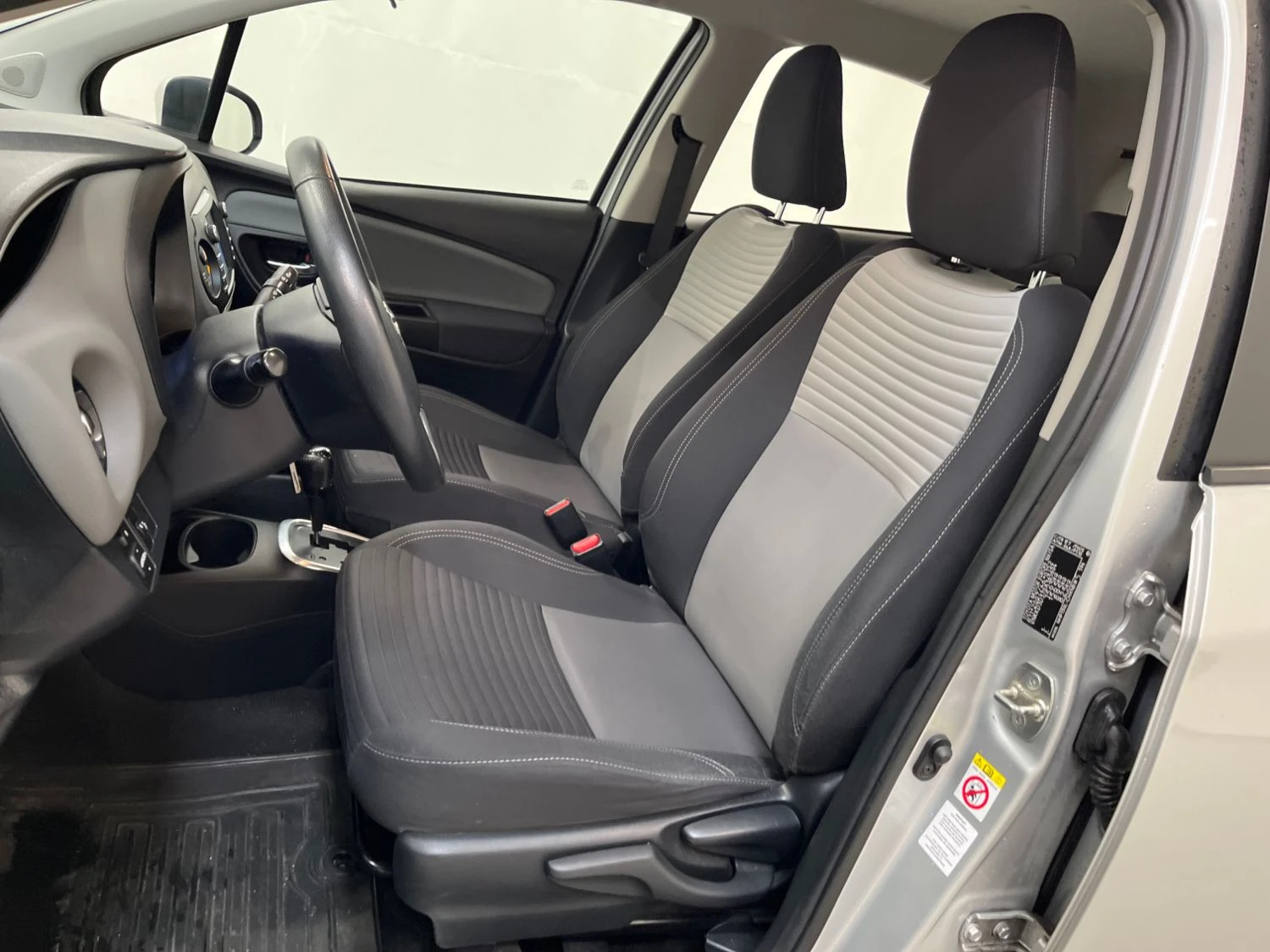 Toyota Yaris H2 1.5 Хибрид, снимка 8 - Автомобили и джипове - 55747072