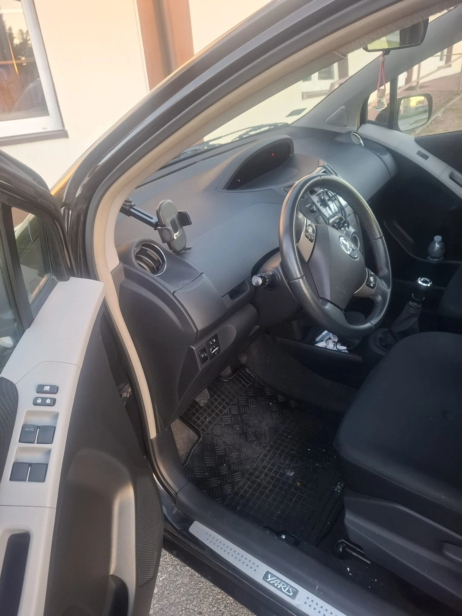 Toyota Yaris, снимка 9 - Автомобили и джипове - 56239496
