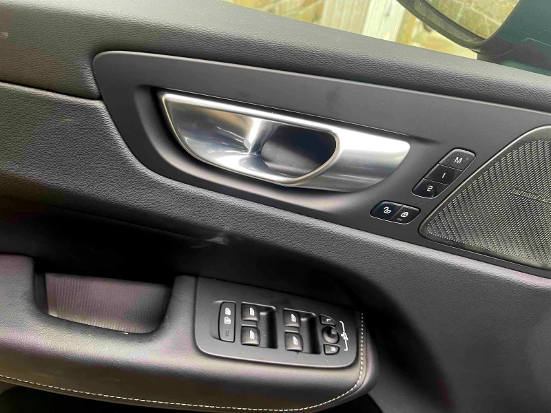 Volvo XC60 Plus Bright AWD Mild Hybrid B5, снимка 12 - Автомобили и джипове - 51700519
