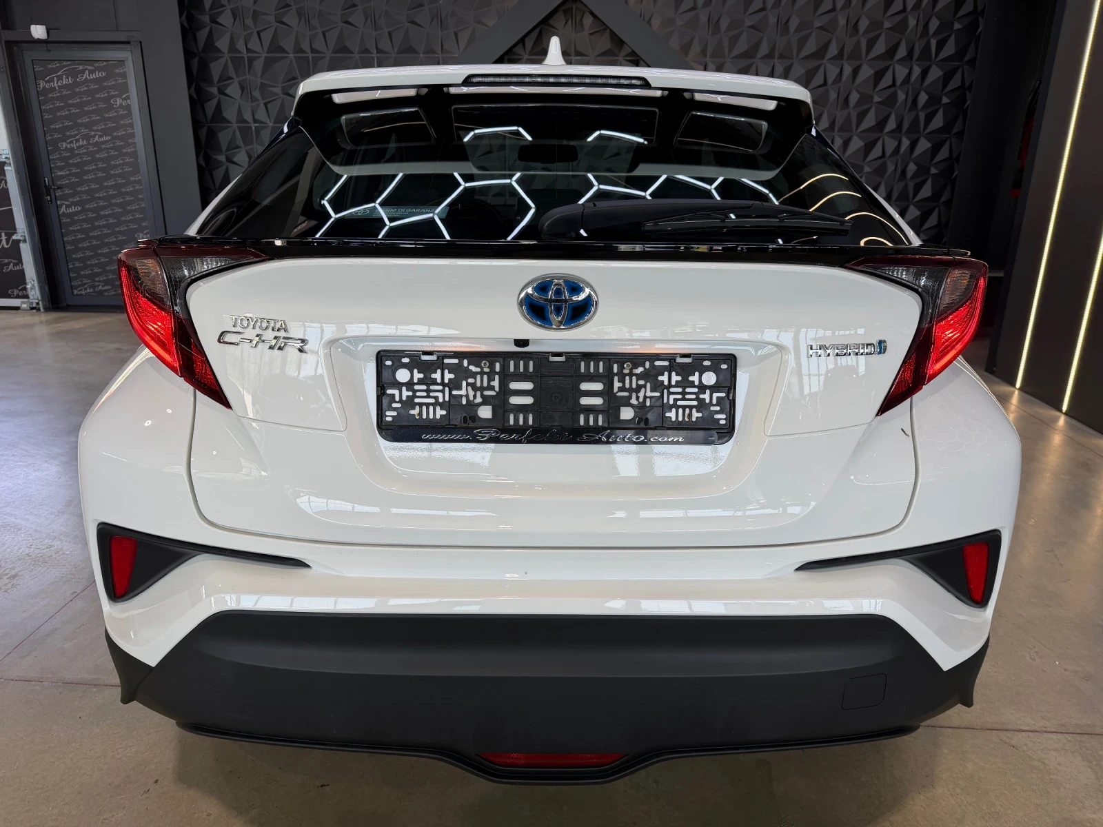 Toyota C-HR 1.8 HYBRID , снимка 3 - Автомобили и джипове - 54373084