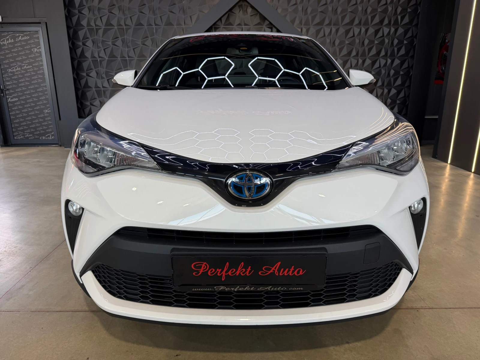 Toyota C-HR 1.8 HYBRID , снимка 2 - Автомобили и джипове - 54373084