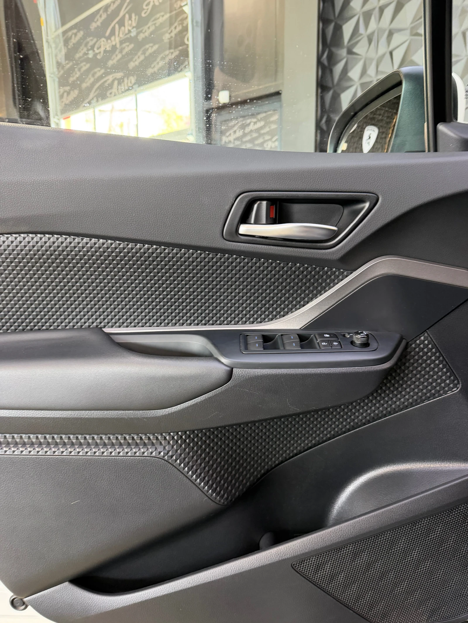 Toyota C-HR 1.8 HYBRID , снимка 10 - Автомобили и джипове - 54373084