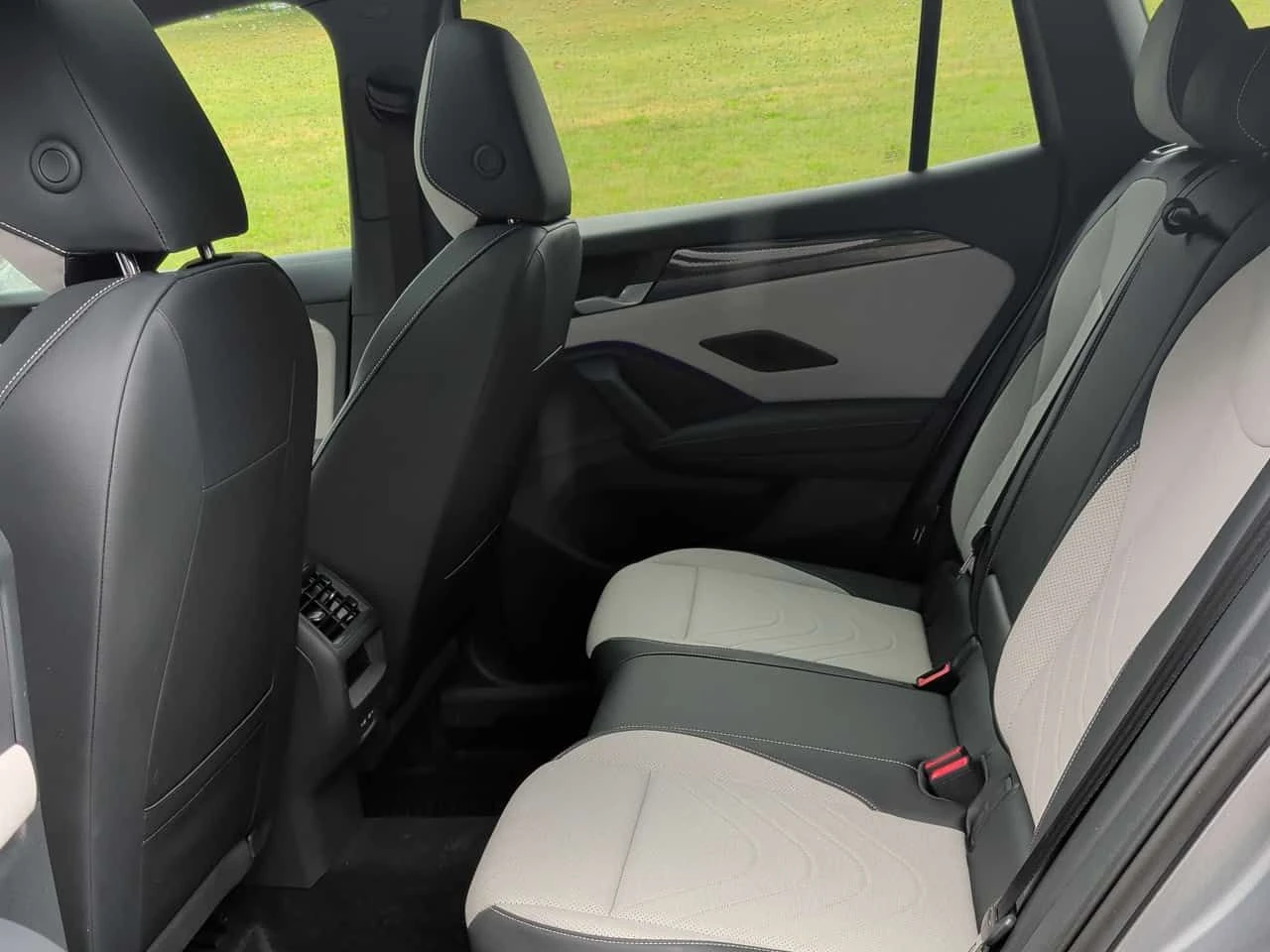 VW Tiguan * Comfortline R Line Black Edition * CARFAX * БЕЗ , снимка 10 - Автомобили и джипове - 54840471