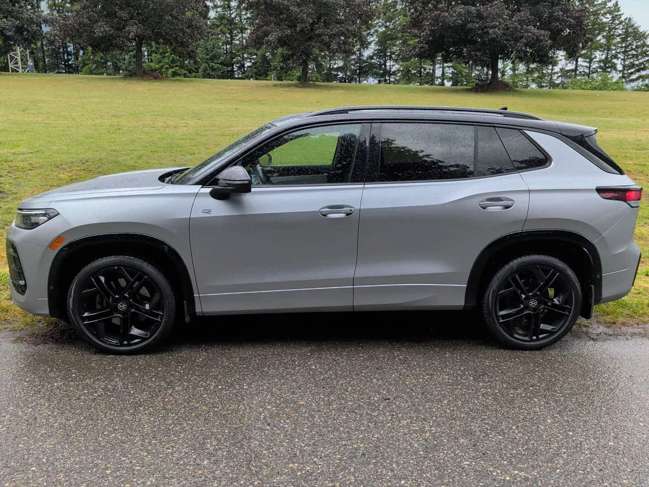 VW Tiguan * Comfortline R Line Black Edition * CARFAX * БЕЗ , снимка 2 - Автомобили и джипове - 54840471