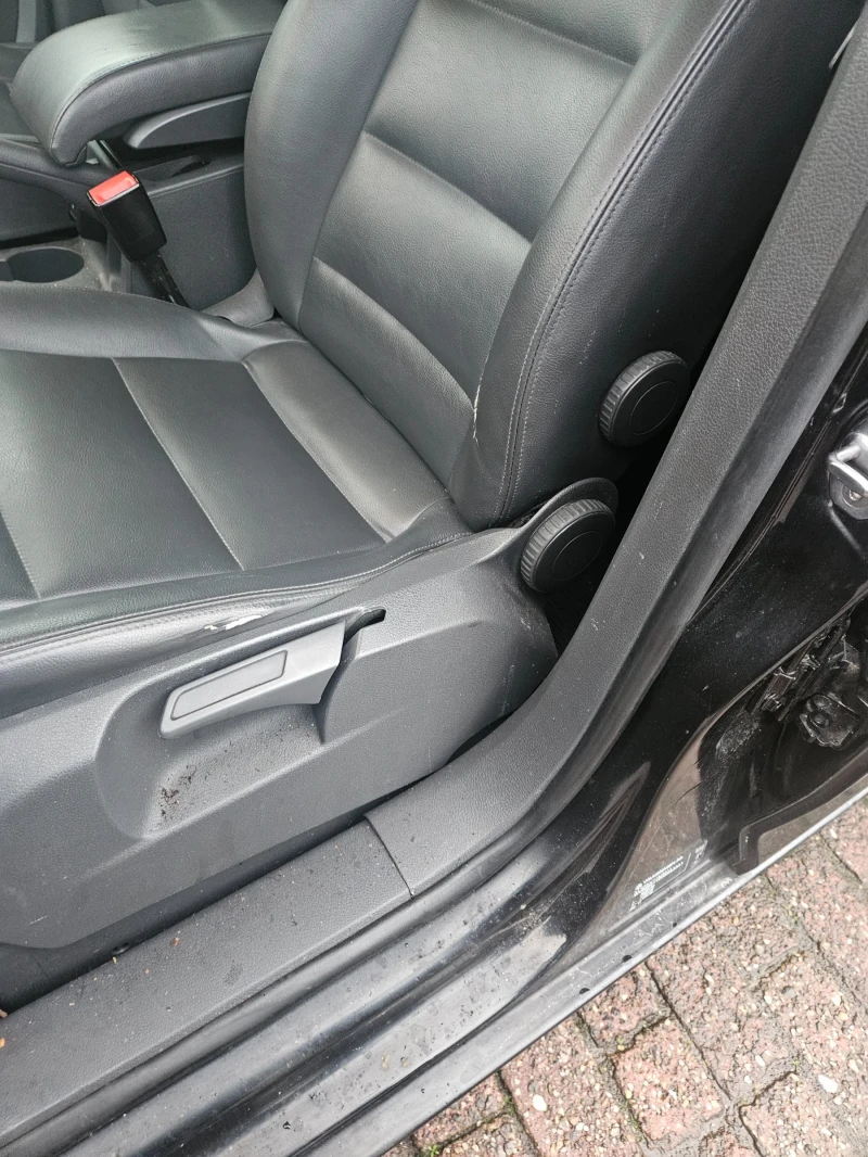 VW Touran 2.0 TDI, снимка 10 - Автомобили и джипове - 52674752