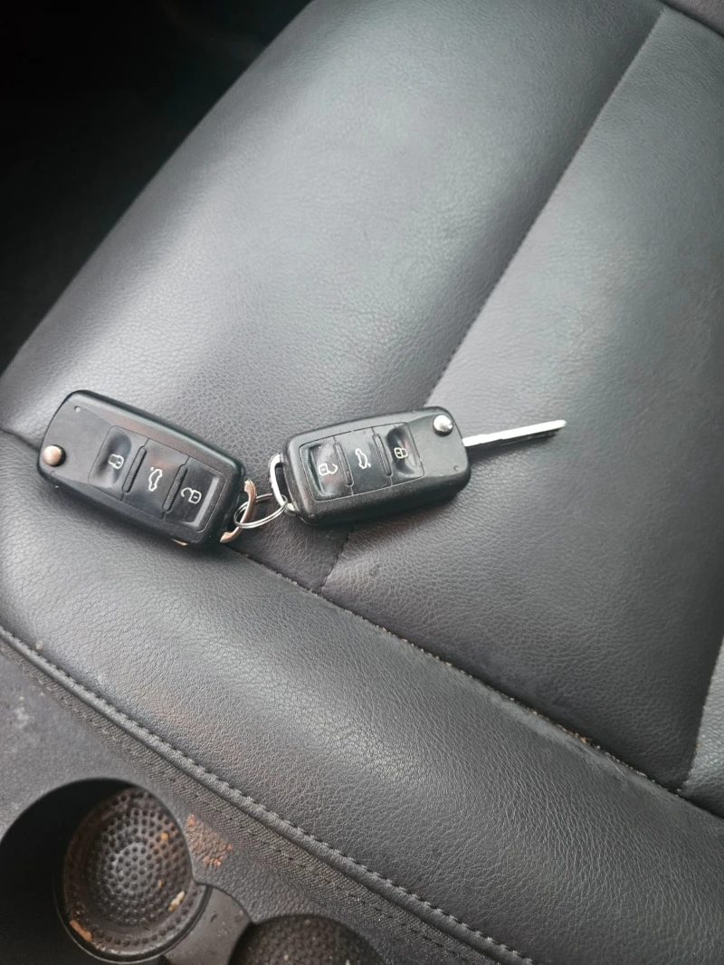 VW Touran 2.0 TDI, снимка 5 - Автомобили и джипове - 52674752